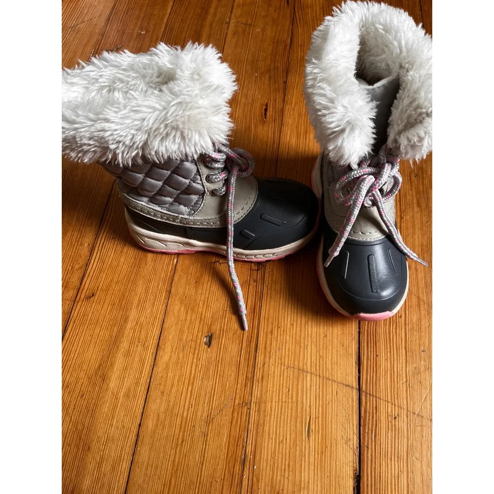 Carters Toddler Girls Gray Pink Faux Fur Trim Winter Snow Duck Boots Size 8